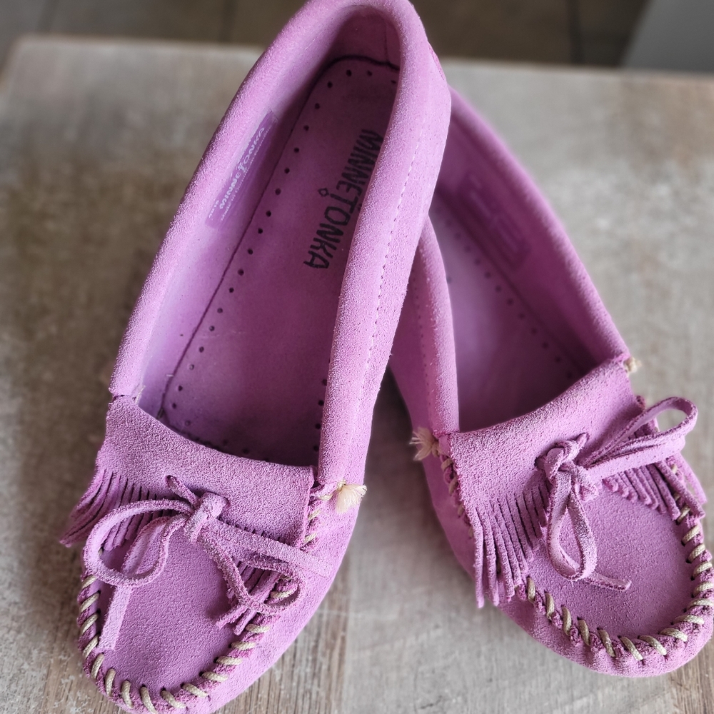 Minnetonka Lavender Moccasins size 7